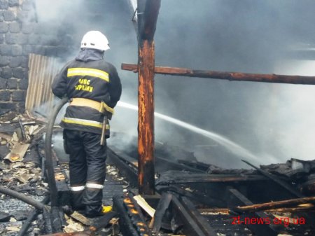 У Бердичеві горіла будівля меблевого цеху
