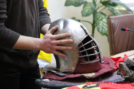 В прес-центрі міськради відбулася зустріч із спортсменом з середньовічного бою Василем Назаровим
