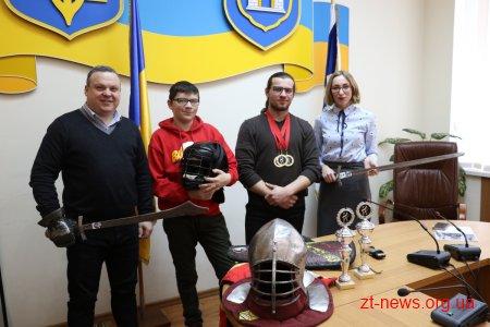 В прес-центрі міськради відбулася зустріч із спортсменом з середньовічного бою Василем Назаровим