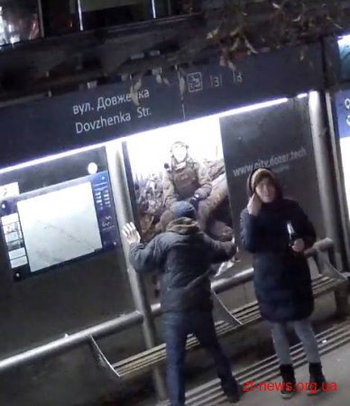 У Житомирі розшукують вандалів, які здерли фото військового із зупинки громадського транспорту