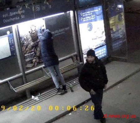 У Житомирі розшукують вандалів, які здерли фото військового із зупинки громадського транспорту