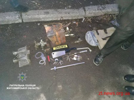 У Житомирі патрульні затримали чоловіків, в яких виявили відмички та металобрухт