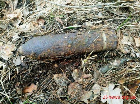 На Житомирщині сільський голова відібрав артснаряд у дітвори, яка гралася ним на вулиці