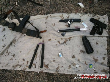 У Житомирі патрульні затримали чоловіків з предметами схожими на зброю