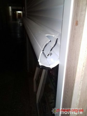 У Черняхові поліцейські затримали магазинних злодіїв під час крадіжки
