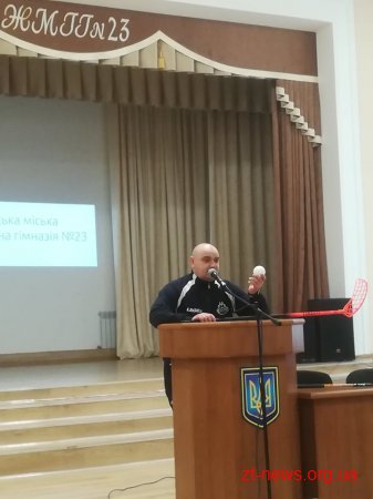 У Житомирській гімназії №23 кияни презентували гру «флорбол»