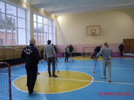 У Житомирській гімназії №23 кияни презентували гру «флорбол»