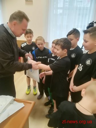 У Житомирській гімназії №23 кияни презентували гру «флорбол»