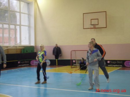 У Житомирській гімназії №23 кияни презентували гру «флорбол»