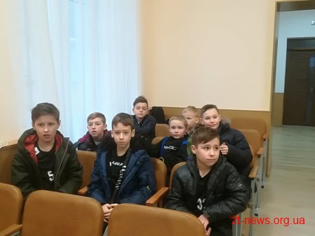 У Житомирській гімназії №23 кияни презентували гру «флорбол»