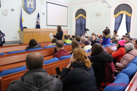 Батьки невакцинованих дітей прийшли до міської ради