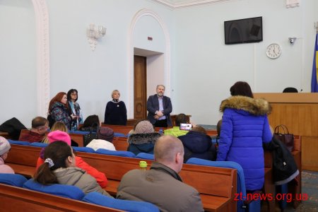 Батьки невакцинованих дітей прийшли до міської ради
