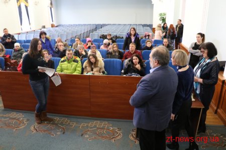 Батьки невакцинованих дітей прийшли до міської ради