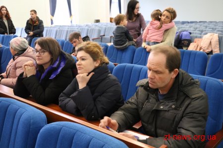 Батьки невакцинованих дітей прийшли до міської ради
