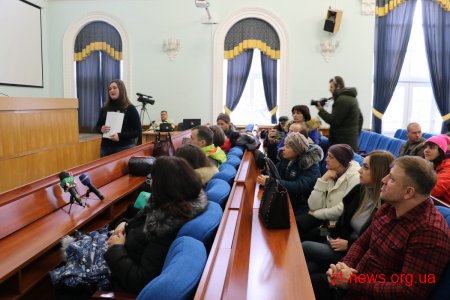 Батьки невакцинованих дітей прийшли до міської ради