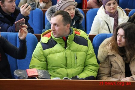 Батьки невакцинованих дітей прийшли до міської ради
