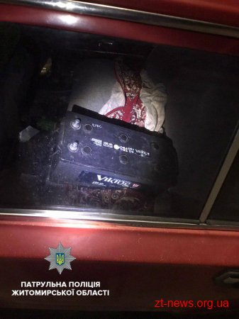 У Житомирі патрульні зупинили ВАЗ в якому перевозили викрадені з автомобілів акумулятори