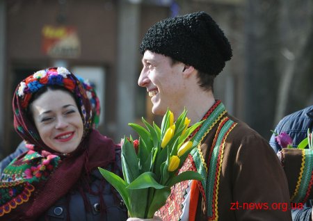 Напередодні свята весни в центрі Житомира жінкам дарували квіти