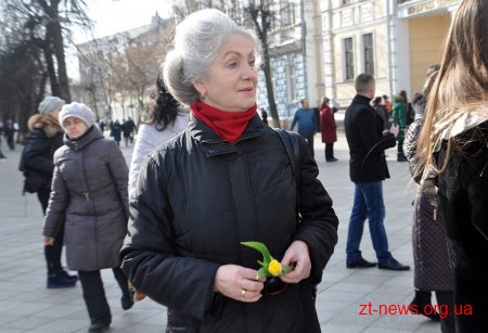 Напередодні свята весни в центрі Житомира жінкам дарували квіти