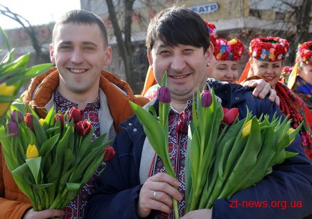 Напередодні свята весни в центрі Житомира жінкам дарували квіти