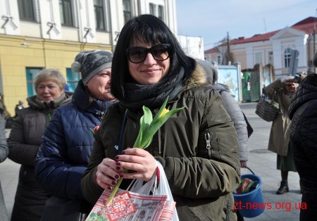 Напередодні свята весни в центрі Житомира жінкам дарували квіти