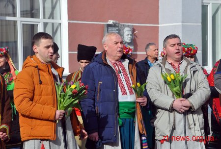 Напередодні свята весни в центрі Житомира жінкам дарували квіти