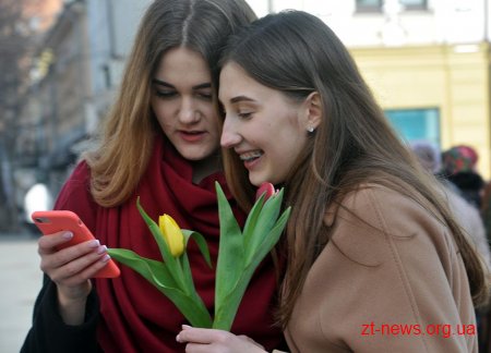 Напередодні свята весни в центрі Житомира жінкам дарували квіти