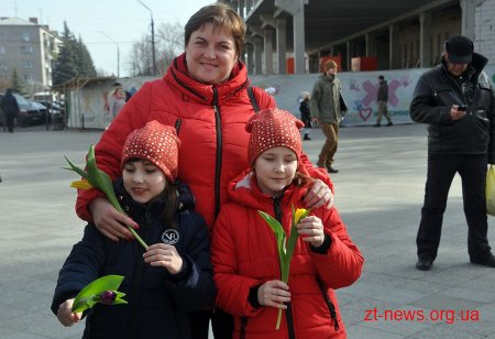 Напередодні свята весни в центрі Житомира жінкам дарували квіти