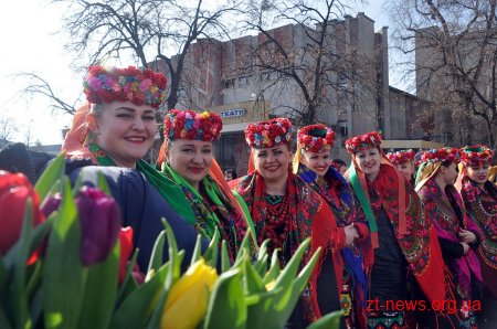 Напередодні свята весни в центрі Житомира жінкам дарували квіти