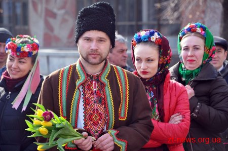 Напередодні свята весни в центрі Житомира жінкам дарували квіти