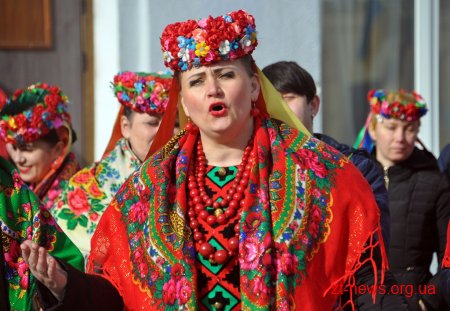 Напередодні свята весни в центрі Житомира жінкам дарували квіти