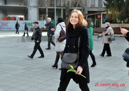Напередодні свята весни в центрі Житомира жінкам дарували квіти