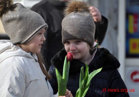 Напередодні свята весни в центрі Житомира жінкам дарували квіти