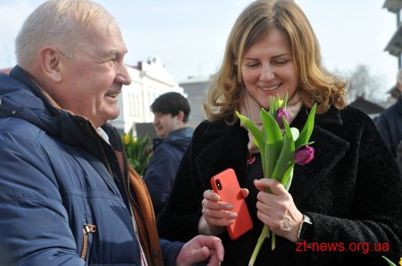 Напередодні свята весни в центрі Житомира жінкам дарували квіти