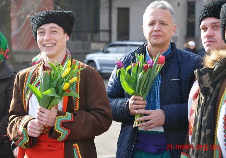 Напередодні свята весни в центрі Житомира жінкам дарували квіти