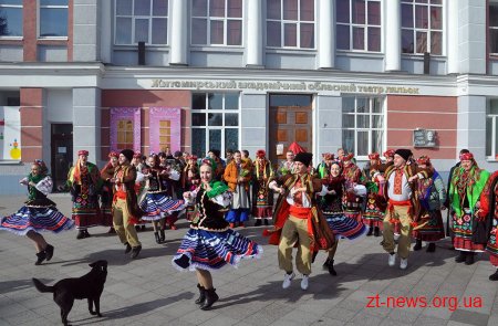 Напередодні свята весни в центрі Житомира жінкам дарували квіти