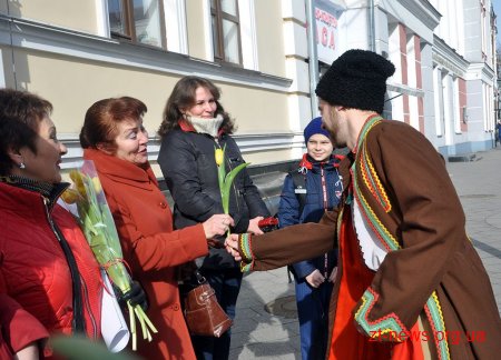 Напередодні свята весни в центрі Житомира жінкам дарували квіти