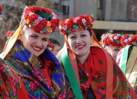 Напередодні свята весни в центрі Житомира жінкам дарували квіти