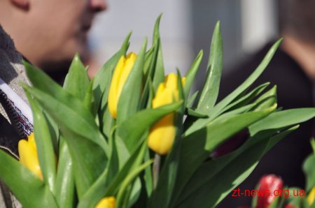 Напередодні свята весни в центрі Житомира жінкам дарували квіти