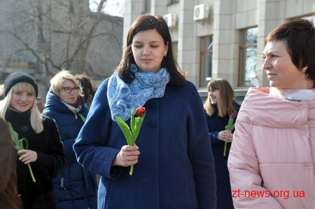 Напередодні свята весни в центрі Житомира жінкам дарували квіти