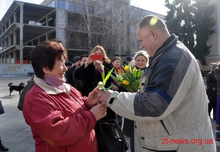Напередодні свята весни в центрі Житомира жінкам дарували квіти
