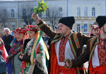 Напередодні свята весни в центрі Житомира жінкам дарували квіти