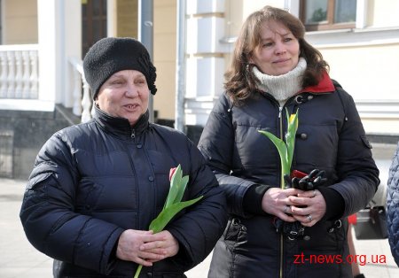 Напередодні свята весни в центрі Житомира жінкам дарували квіти