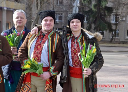 Напередодні свята весни в центрі Житомира жінкам дарували квіти