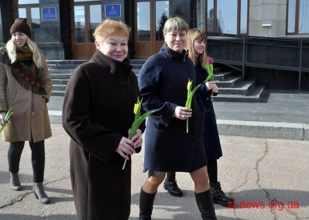 Напередодні свята весни в центрі Житомира жінкам дарували квіти