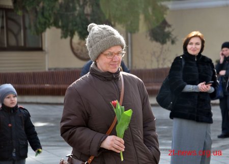 Напередодні свята весни в центрі Житомира жінкам дарували квіти