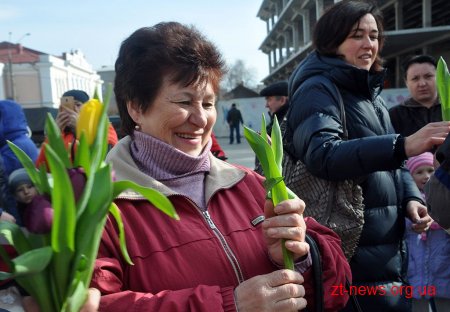 Напередодні свята весни в центрі Житомира жінкам дарували квіти