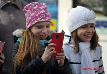 Напередодні свята весни в центрі Житомира жінкам дарували квіти