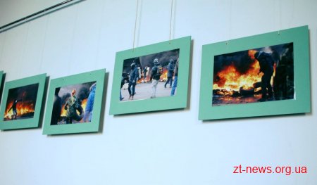 Житомирські школярі відвідали фотовиставку «Скам’янілі душі»
