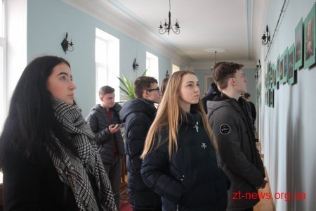 Житомирські школярі відвідали фотовиставку «Скам’янілі душі»
